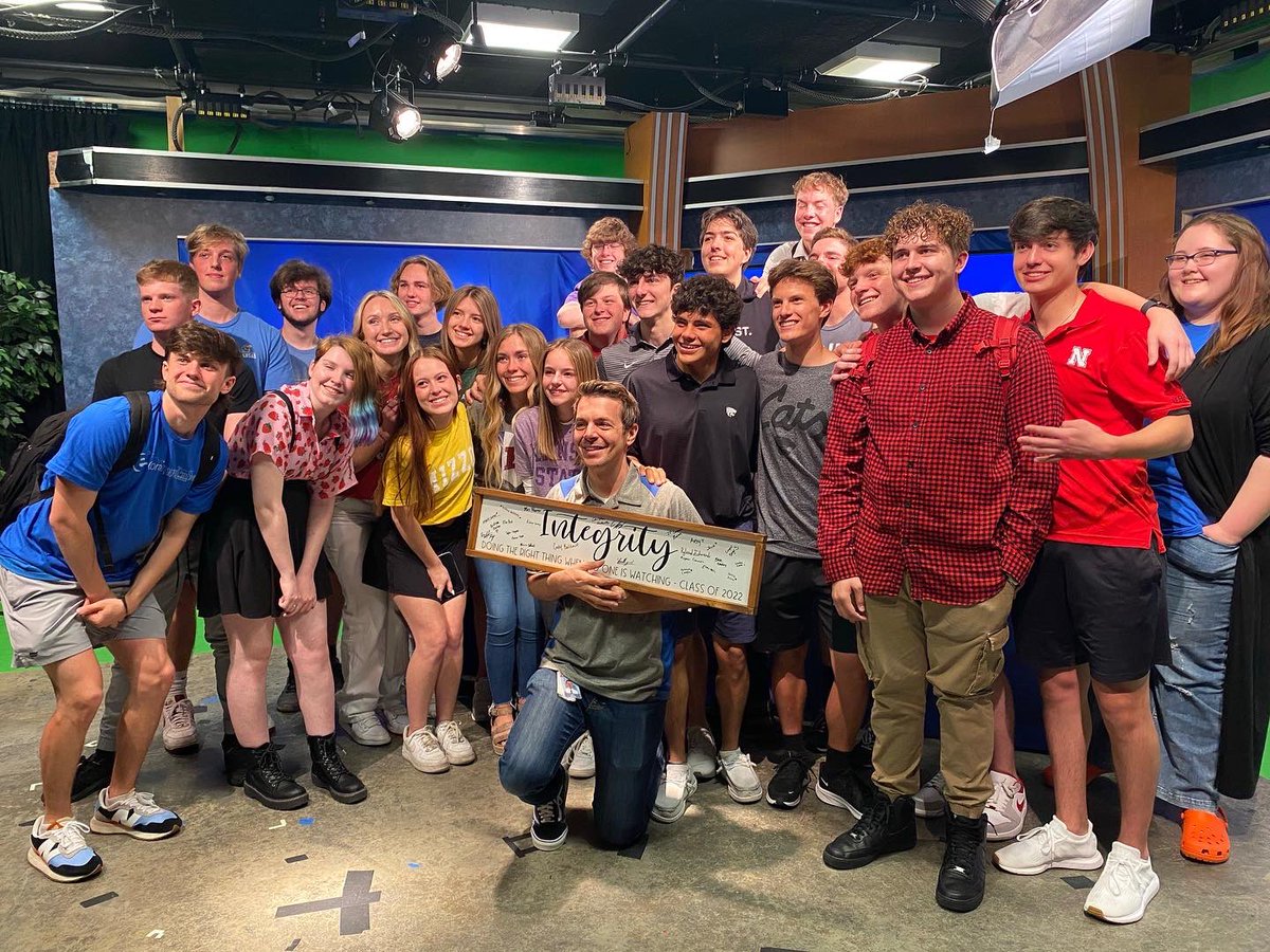 MrCooperONW's tweet photo. Lots of 😭 going on the past couple days. I’m not a deep thinker or writer, but I do know how deeply I love and care about this class. It gets harder every year to say goodbye. I love you, guys! Thank you for making every day so memorable. This class ❤️ #GoodTimes #FriendsForever https://t.co/lNheyo3DiG