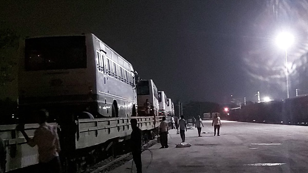RailMinIndia's tweet photo. Buses on Train!!

Indian Railways has captured a new stream of freight traffic by transporting Passenger Buses for the first time from Doddaballapur in Bengaluru, Karnataka to Chandigarh.

#HungryForCargo https://t.co/3hq5Lt1HGu