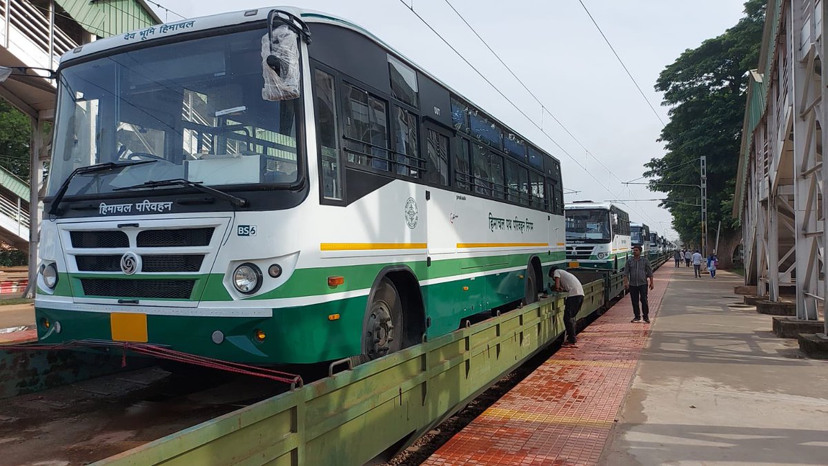 RailMinIndia's tweet photo. Buses on Train!!

Indian Railways has captured a new stream of freight traffic by transporting Passenger Buses for the first time from Doddaballapur in Bengaluru, Karnataka to Chandigarh.

#HungryForCargo https://t.co/3hq5Lt1HGu