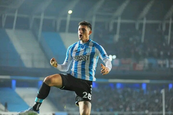 erre_cb's tweet photo. Otro buen partido de Alcaraz. Encima vinieron del Milan a verlo, será imposible retenerlo. Hasta la vuelta, disfrútenlo @acmilan. Adjunto foto para que los emisarios milaneses no se confundan. https://t.co/jWDHP7Bw4m