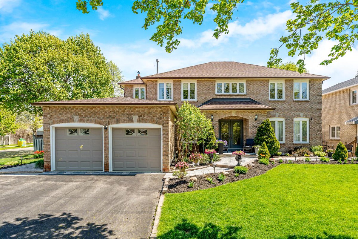HomesEstate's tweet photo. Stunning Classic Home.  4 Brms with optional 5th + 2 on lower level. 2 Kitchens, 5 car parking, separate entrance.  Italian owned and cared for.  So many upgrades.  Don’t delay, call today 905-451-2390 or visit https://t.co/m6JlTJ7TWv #gtaproperties #realestatechick #bramptonhome https://t.co/FeRy9Ox66K