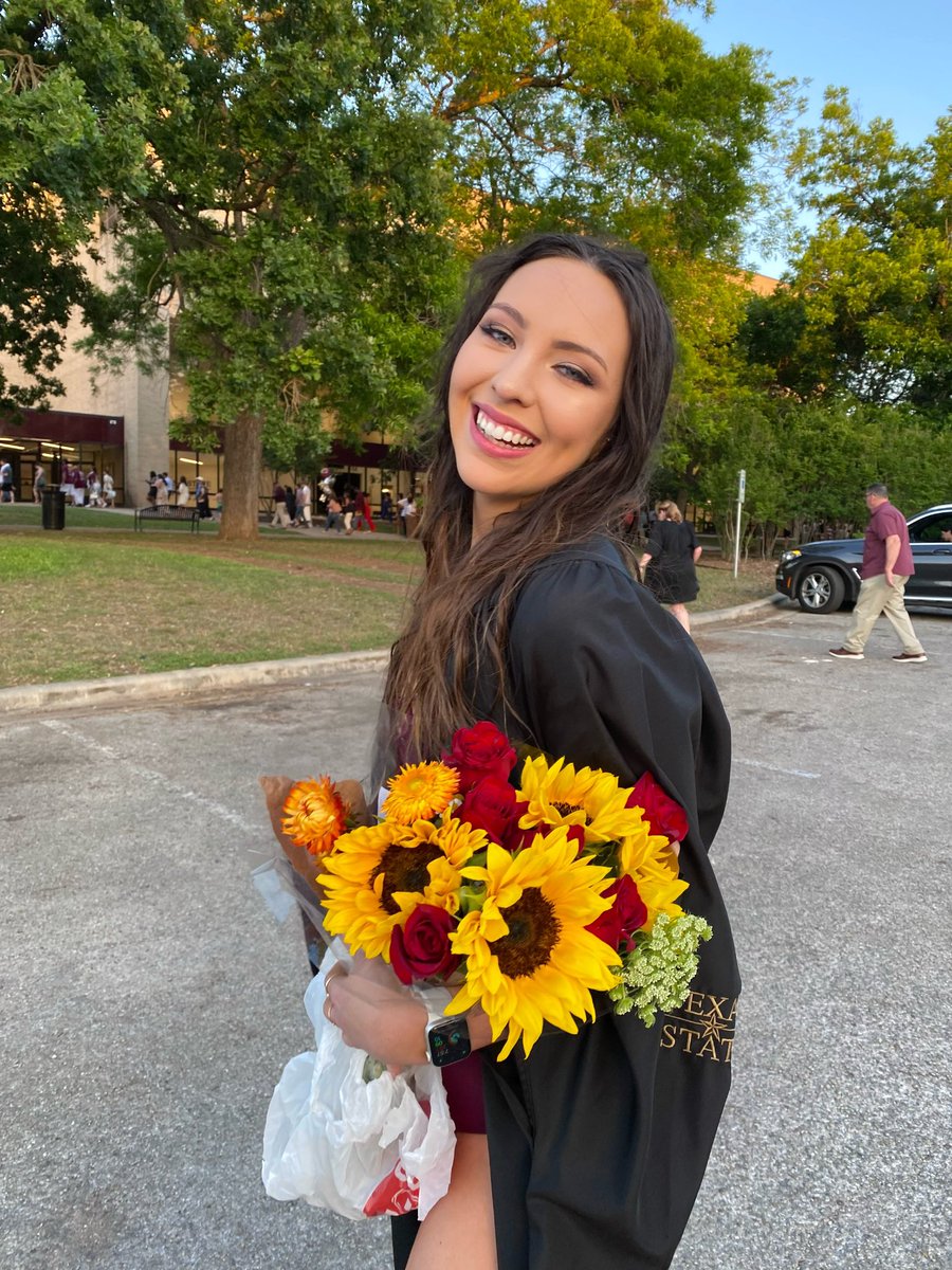 CACArisaaa's tweet photo. hello i officially have a MASTERS DEGREE!! https://t.co/SefqXHsbjj