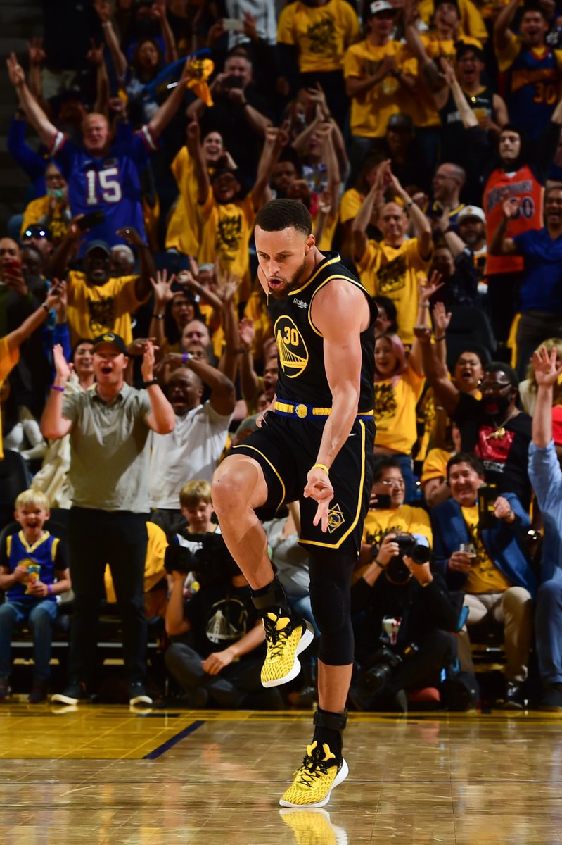NBCSWarriors's tweet image. Steph in his natural habitat 👌

[📸: Noah Graham/GettyImages]