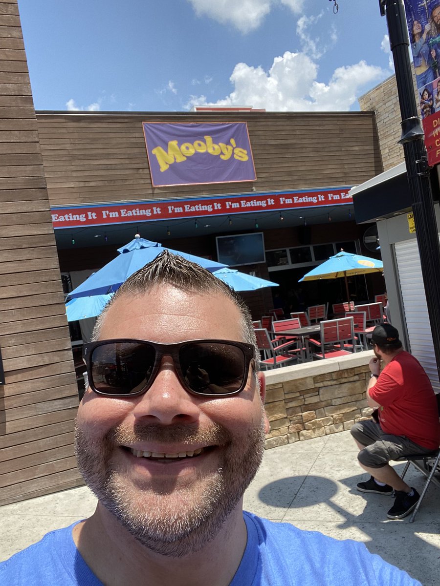 doughboyee's tweet photo. Today was a great day at @MoobysPopUp in Orlando. I got to eat a Cow Tipper and oh yeah, meet @ThatKevinSmith and @JayMewes. They were the nicest to everyone that came to the event. I got a huge hug from Kev as soon as it was my turn to chat with them. #MetMyHero #MoobysOrlando https://t.co/9akurZx7EU
