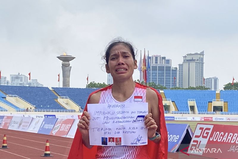 ainurohman's tweet photo. Di My Dinh Stadium Odekta bawa kertas bertuliskan:

“Akhirnya...Impianku selama ini terwujud mengumandangkan lagu kebangsaan Indonesia. Terima kasih Ayah Ibu atas doa restumu.”

Awalnya, orang tua tak izinkan Odekta berlari. Mereka takut..

Hari ini Odekta beri bukti.

📸: ANTARA https://t.co/o3Tf6nbPBw