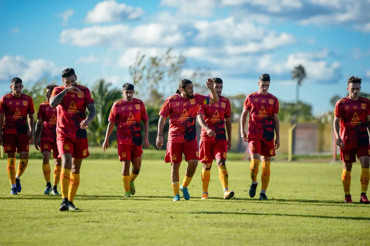 famidesa's tweet photo. Porque el futbol no es indiferente este domingo @villaespoficial jugó de memoria en el Obdulio Varela. Salieron a la cancha con los apellidos de algunos de nuestros familiares, por todas y todos ellos, porque Todos Somos Familiares.

📷 Imágenes de Juan Manuel Ramos https://t.co/7mNbJhcghH
