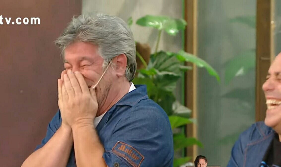 Cantando_Trivia's tweet photo. - El chef: Los que ya estén bañados tráiganlos acá 
- Locho: Yo todavía no me bañé 
- Chef: Los conitos Locho, no ustedes 

#ElHotelDeLosFamosos https://t.co/KgYIrN7Keq