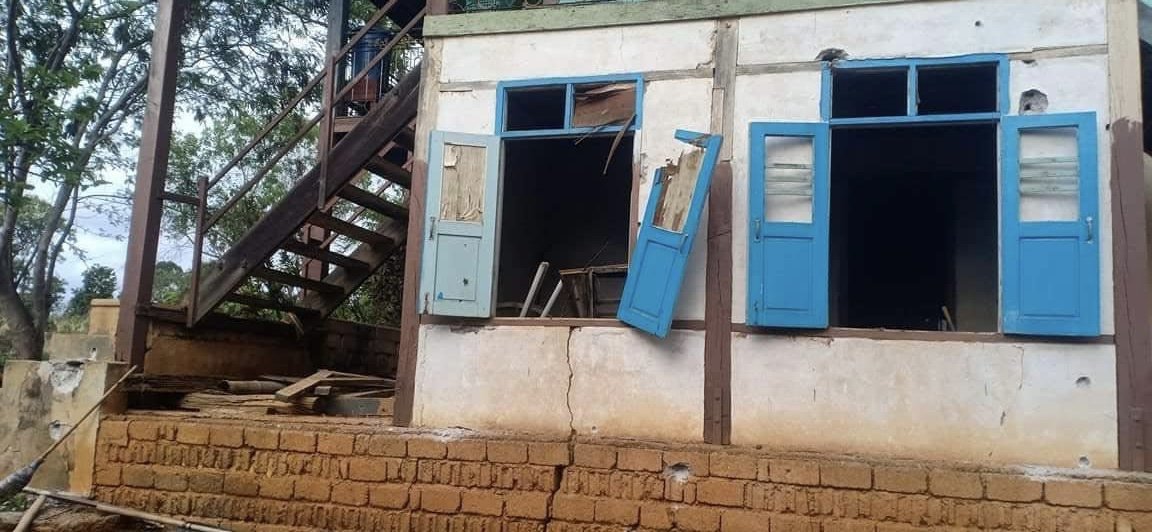 IrrawaddyNews's tweet photo. Myanmar junta fired artillery into Lwal Pan Sane village–locates in the middle of Mobye reservoir–in Pekon, southern Shan State on Tuesday night, injuring two men in the monastery. The grenade also damaged civilian homes and a school.

(Photo: Pekon PDF) #WhatsHappeningInMyanmar https://t.co/bbVaI1aCb1