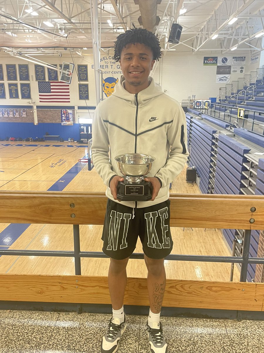 CoachDbrown4's tweet photo. Congrats to my guy Aziel Blackwell for winning theCoaches Cup Award given to top Senior Male athlete at Henry Clay!! Well deserved!! #tradition https://t.co/6MmrXgiIxc