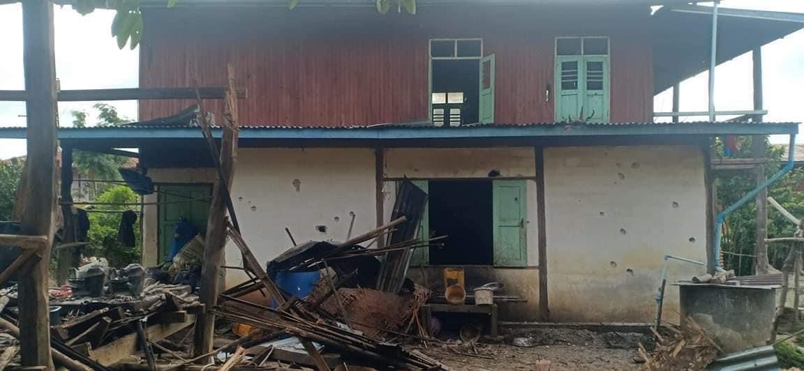 IrrawaddyNews's tweet photo. Myanmar junta fired artillery into Lwal Pan Sane village–locates in the middle of Mobye reservoir–in Pekon, southern Shan State on Tuesday night, injuring two men in the monastery. The grenade also damaged civilian homes and a school.

(Photo: Pekon PDF) #WhatsHappeningInMyanmar https://t.co/bbVaI1aCb1