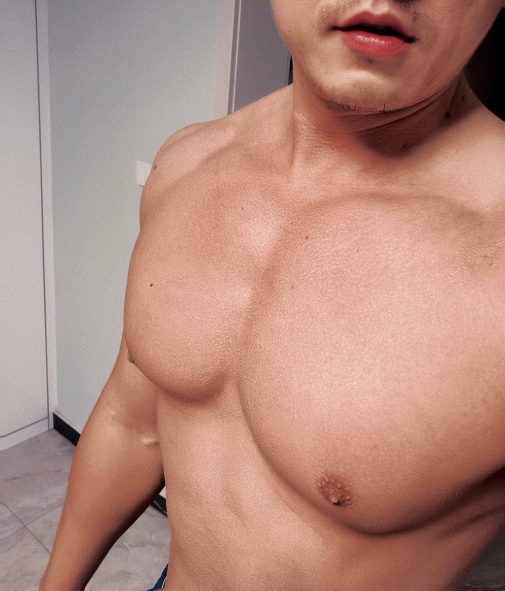 DONAL22712822's tweet photo. 夏天出门真的好热… #肌肉体育生 #肌肉体育生 #肌肉帅哥 #肌肉猛男 #黑皮体育生 #黑皮 #健身教練 #健身 https://t.co/7r5CDeiJgj