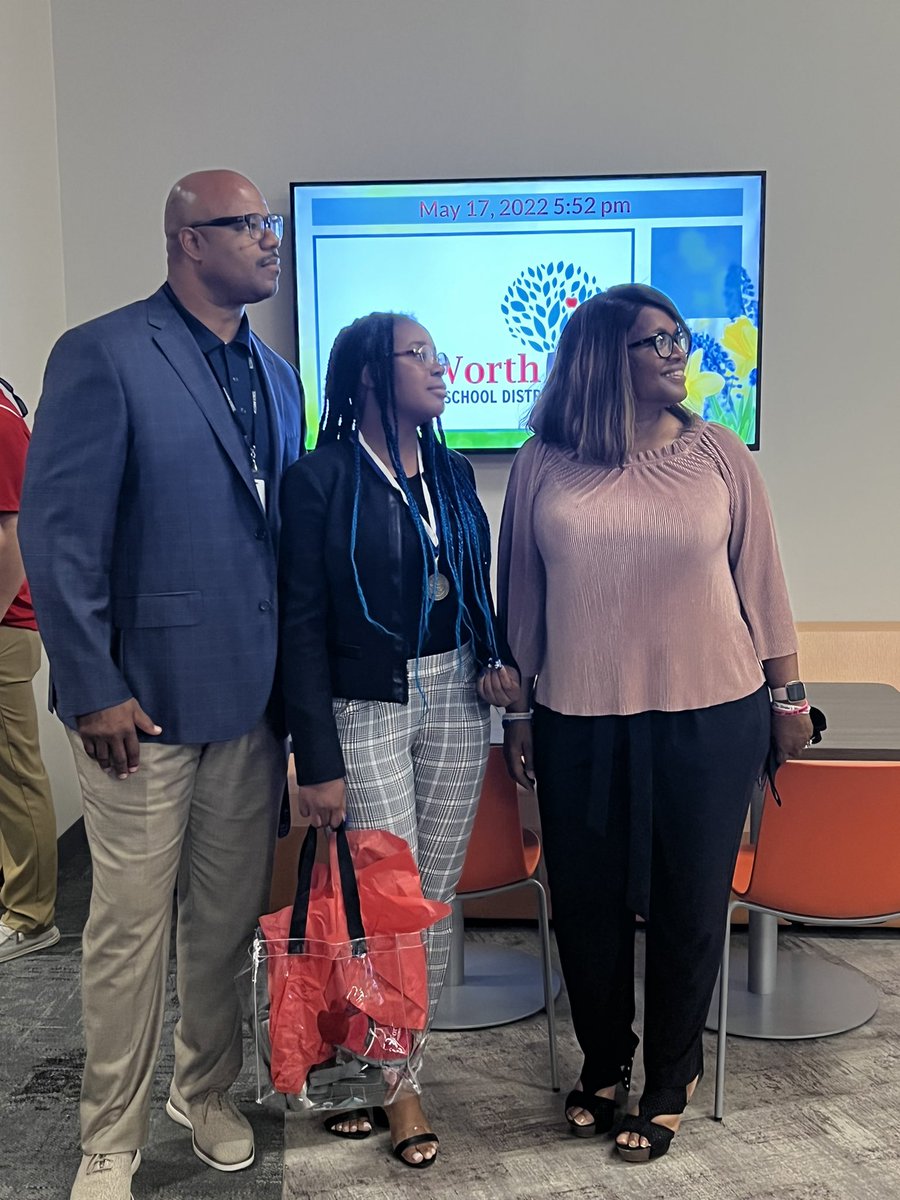 HRob39's tweet photo. Ms. Jakayla was honored at FWISD school board meeting for being a scholar athlete!! 3.25 GPA 🔥🔥
#tcubound #communityscholar 
@ODWyattFWISD @ladychapsbb @FWISDAthletics @TCU @Drmamouton @AD_DrLisa https://t.co/OKs0wG2PV6