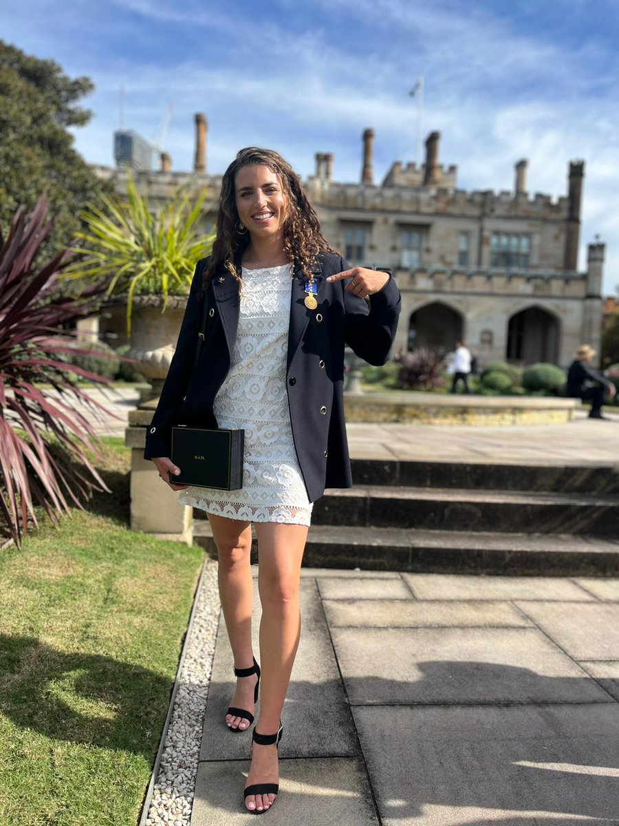 Congratulations to #Olympic gold medalist @jessfoxcanoe who recevied her OAM at Government House in Sydney today 👏 @AUSOlympicTeam @PlanetCanoe