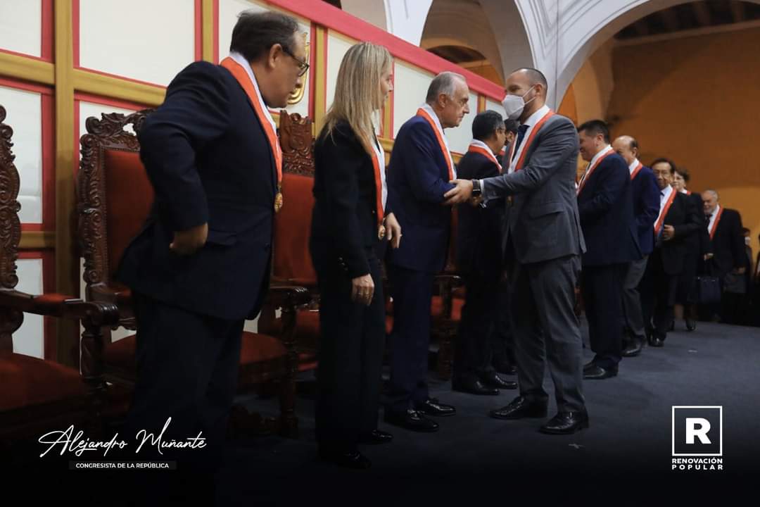 AlejoMunante's tweet photo. ⚖️ Hoy se realizó la ceremonia de presentación de la nueva conformación del Pleno del @TC_Peru. Histórico evento en el que tuve, al igual q otras autoridades, la oportunidad de estar presente y saludar a los nuevos magistrados q impartirán justicia constitucional en 🇵🇪. #NuevoTC https://t.co/tnrbkIYtsJ