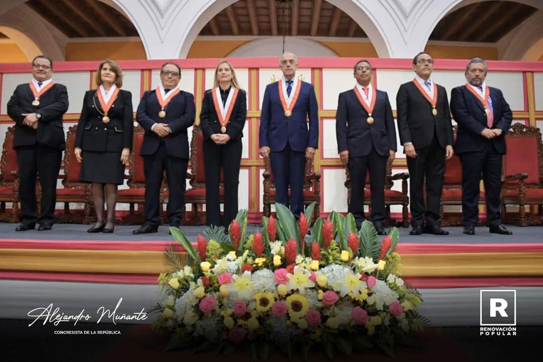 AlejoMunante's tweet photo. ⚖️ Hoy se realizó la ceremonia de presentación de la nueva conformación del Pleno del @TC_Peru. Histórico evento en el que tuve, al igual q otras autoridades, la oportunidad de estar presente y saludar a los nuevos magistrados q impartirán justicia constitucional en 🇵🇪. #NuevoTC https://t.co/tnrbkIYtsJ