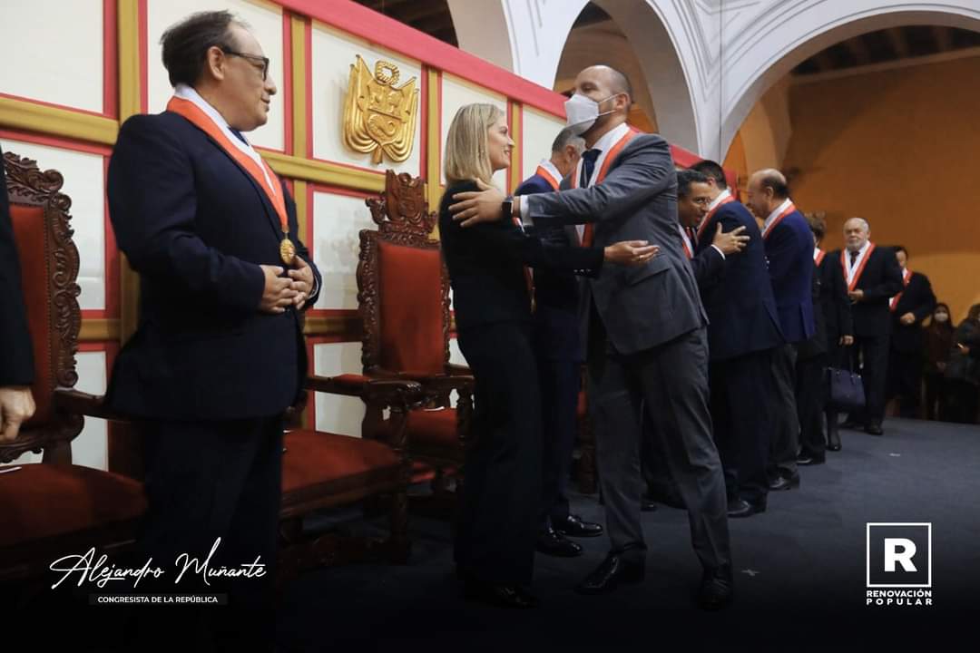 AlejoMunante's tweet photo. ⚖️ Hoy se realizó la ceremonia de presentación de la nueva conformación del Pleno del @TC_Peru. Histórico evento en el que tuve, al igual q otras autoridades, la oportunidad de estar presente y saludar a los nuevos magistrados q impartirán justicia constitucional en 🇵🇪. #NuevoTC https://t.co/tnrbkIYtsJ