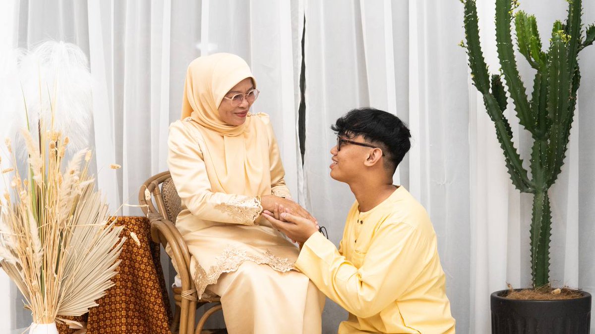 awanwalker41's tweet photo. Salam Aidilfitri🌙✨.
Syawal Family Potraits 🫶🏻✨ https://t.co/iHXSSjjw4v