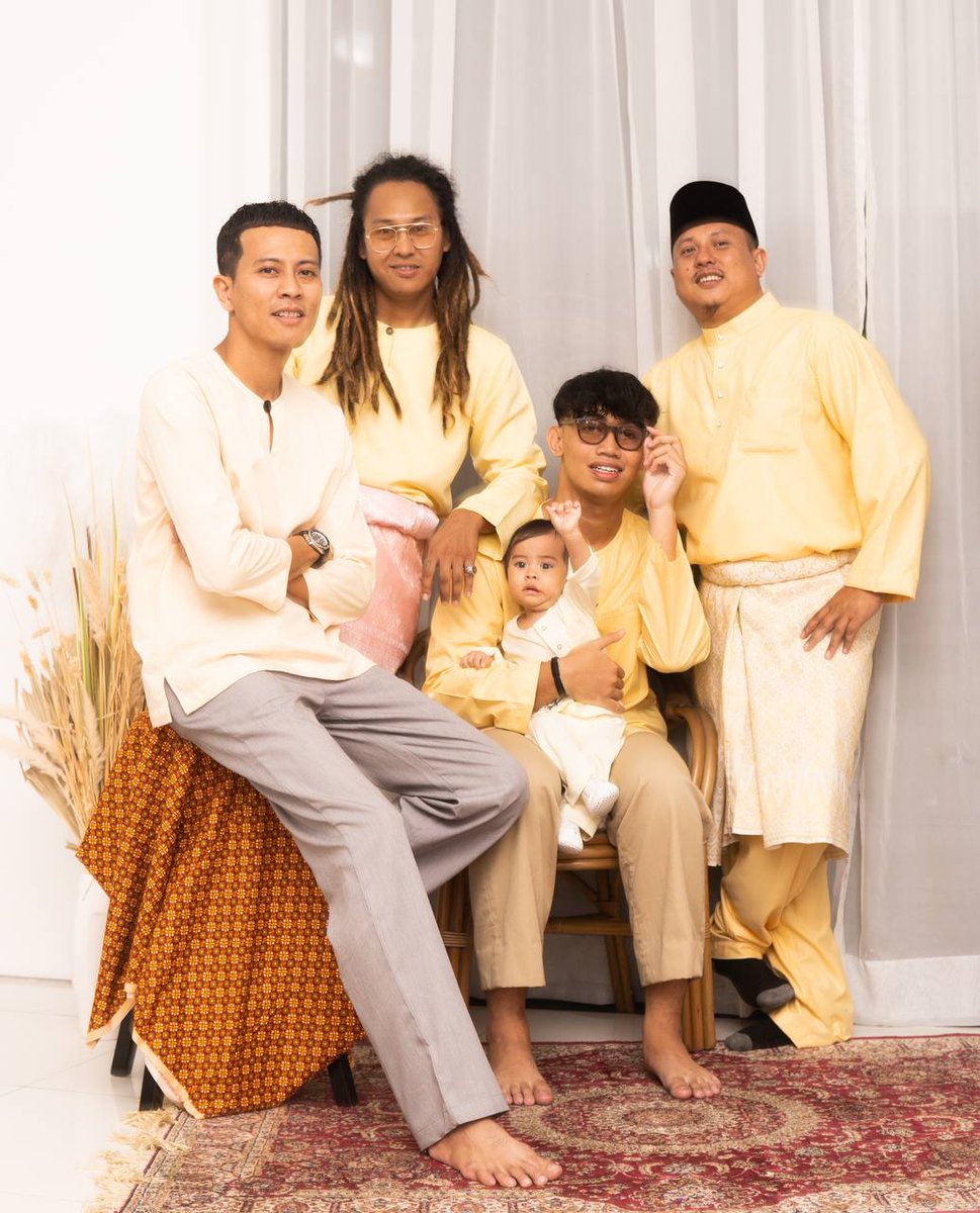 awanwalker41's tweet photo. Salam Aidilfitri🌙✨.
Syawal Family Potraits 🫶🏻✨ https://t.co/iHXSSjjw4v
