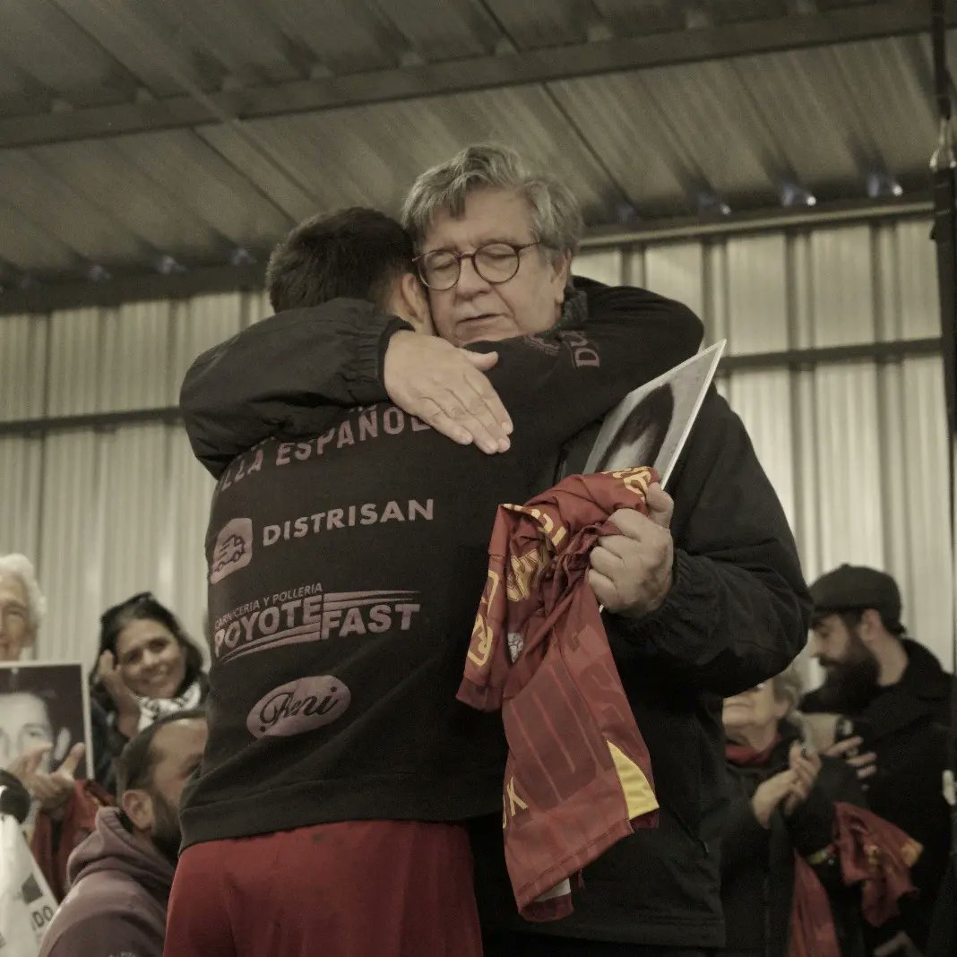 famidesa's tweet photo. El partido se cerró en el gimnasio dónde los jugadores de @VillaEspOficial entregaron sus camisetas en un fraternal y emotivo reconocimiento. 

Porque desde todos los rincones sembramos margaritas y en mayo se juega de memoria.

📷 Imágenes de @nicolas_macchi_ https://t.co/4PxMtreJPO