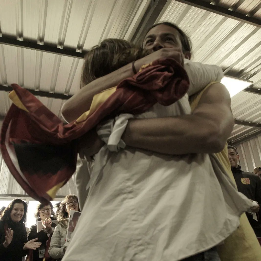 famidesa's tweet photo. El partido se cerró en el gimnasio dónde los jugadores de @VillaEspOficial entregaron sus camisetas en un fraternal y emotivo reconocimiento. 

Porque desde todos los rincones sembramos margaritas y en mayo se juega de memoria.

📷 Imágenes de @nicolas_macchi_ https://t.co/4PxMtreJPO