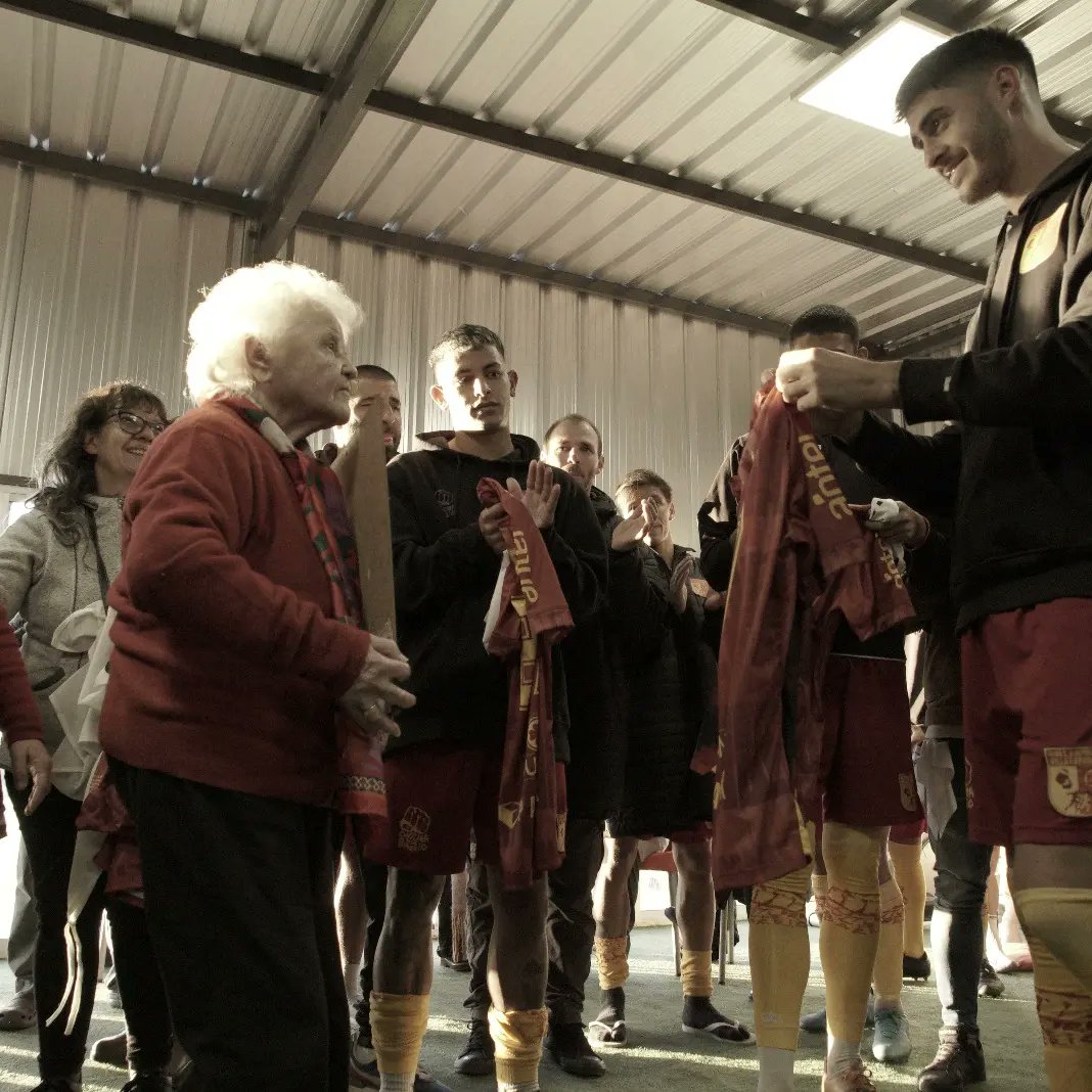 famidesa's tweet photo. El partido se cerró en el gimnasio dónde los jugadores de @VillaEspOficial entregaron sus camisetas en un fraternal y emotivo reconocimiento. 

Porque desde todos los rincones sembramos margaritas y en mayo se juega de memoria.

📷 Imágenes de @nicolas_macchi_ https://t.co/4PxMtreJPO