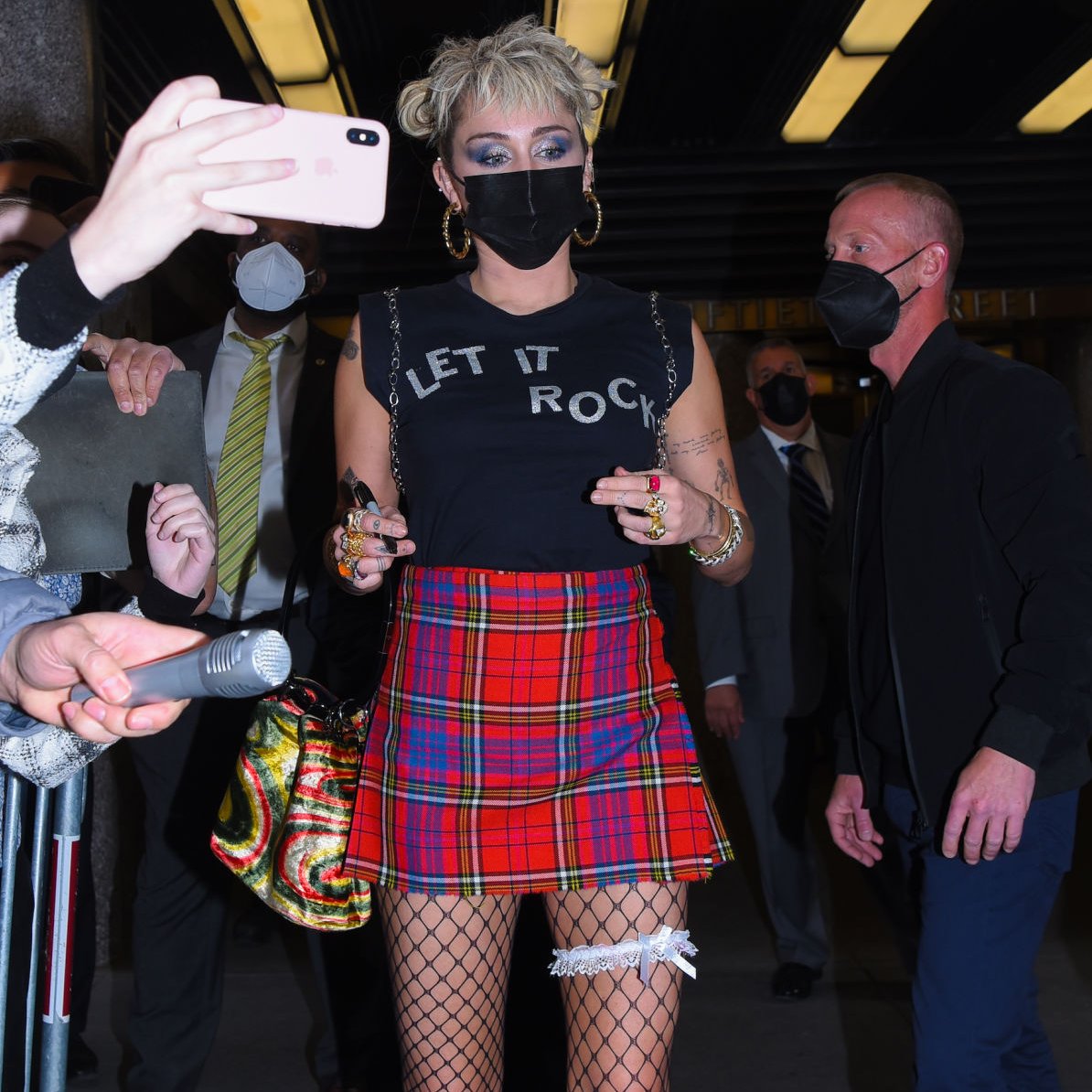 mileypng's tweet photo. Miley Cyrus in NYC (2021) https://t.co/KZcXW94eAx