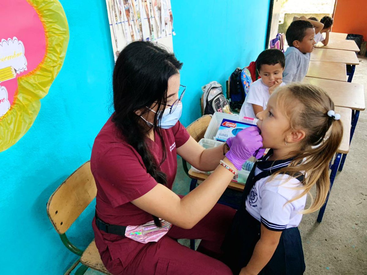 SaludImbabura's tweet photo. #Muisne || El Tipo C continental  Muisne  del #Distrito08D03 Salud ,Realiza la Prevención con charla educativa de caries dental, aplicación de flour y sellantes en niños de 5 a 7 años de edad en la Escuela Dalila Perdomo.
# JuntosCumplilos https://t.co/T8Ez7scTif