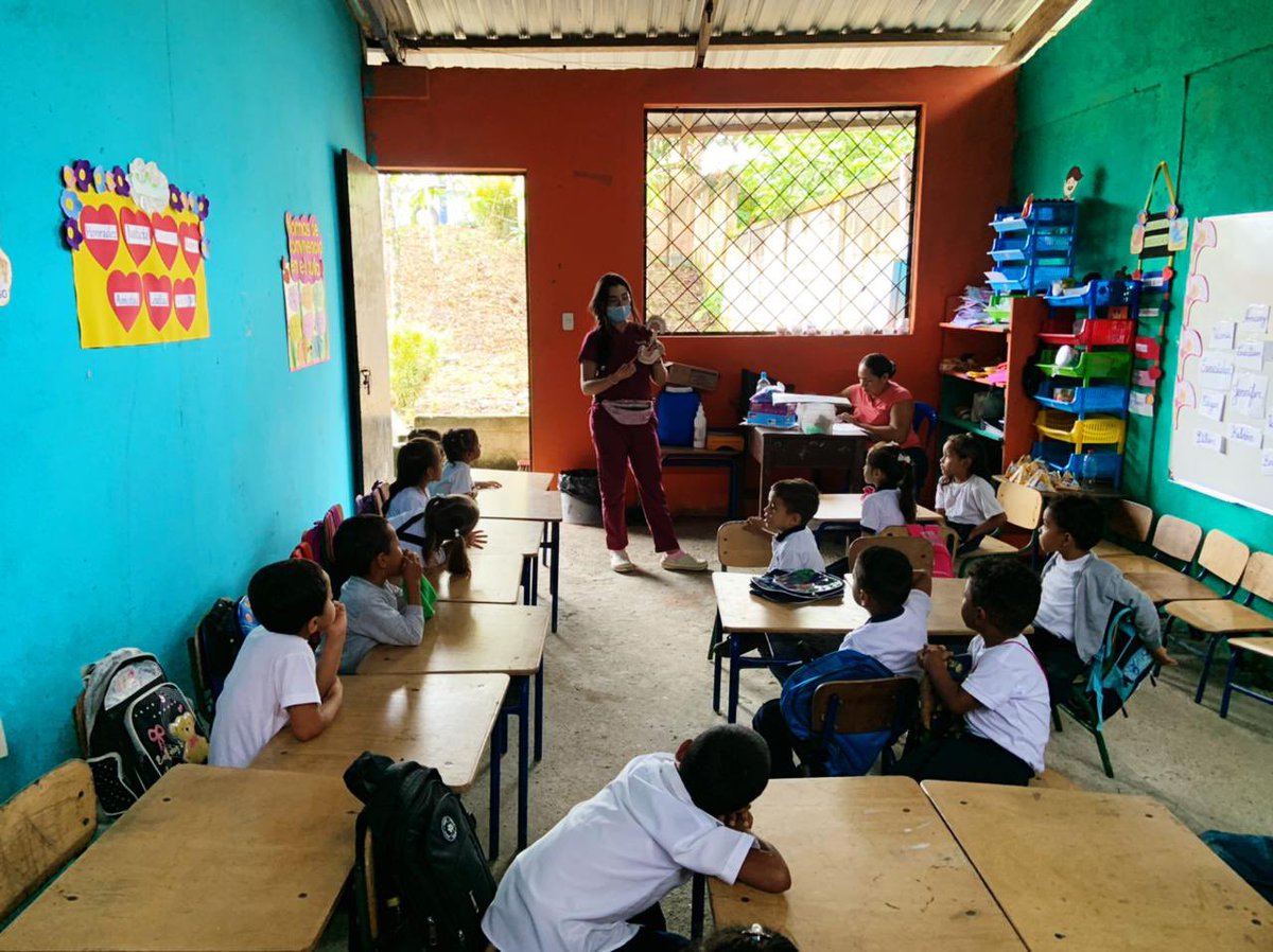 SaludImbabura's tweet photo. #Muisne || El Tipo C continental  Muisne  del #Distrito08D03 Salud ,Realiza la Prevención con charla educativa de caries dental, aplicación de flour y sellantes en niños de 5 a 7 años de edad en la Escuela Dalila Perdomo.
# JuntosCumplilos https://t.co/T8Ez7scTif