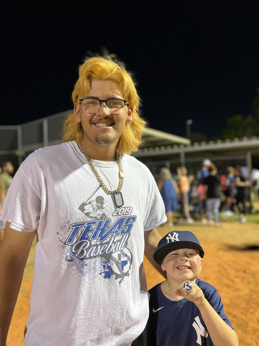MrsIsgateBussey's tweet photo. Anything is possible when you have the right people there to support you.Thank you @Joe_Chavez2244 for supporting Connor’s team in the #championship. @HumbleISD_SCHS is a family.Thanks @CoachWilson35 for coaching great men to be greater @SCHS_Baseball1 #ChaseYourDreams #baseball https://t.co/j8PcE2amqV