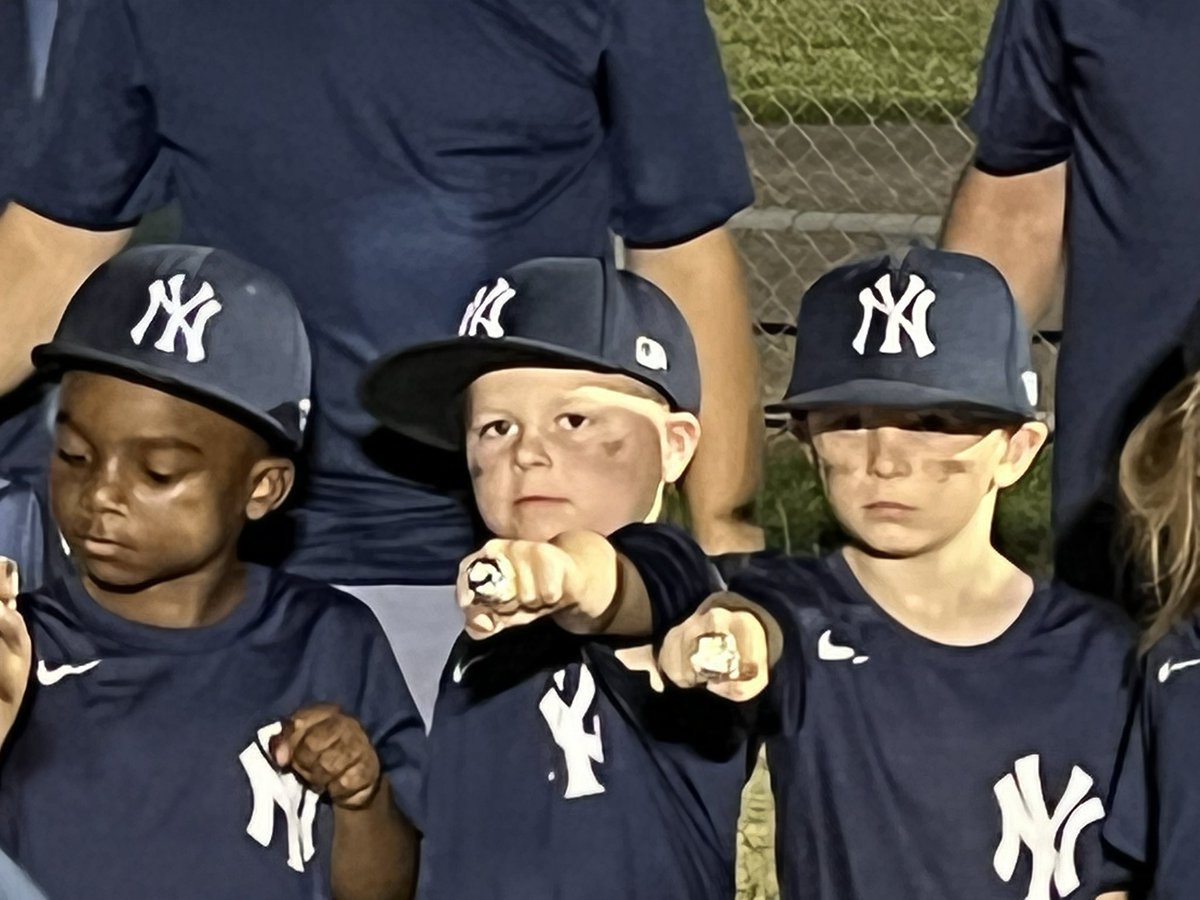 MrsIsgateBussey's tweet photo. Anything is possible when you have the right people there to support you.Thank you @Joe_Chavez2244 for supporting Connor’s team in the #championship. @HumbleISD_SCHS is a family.Thanks @CoachWilson35 for coaching great men to be greater @SCHS_Baseball1 #ChaseYourDreams #baseball https://t.co/j8PcE2amqV
