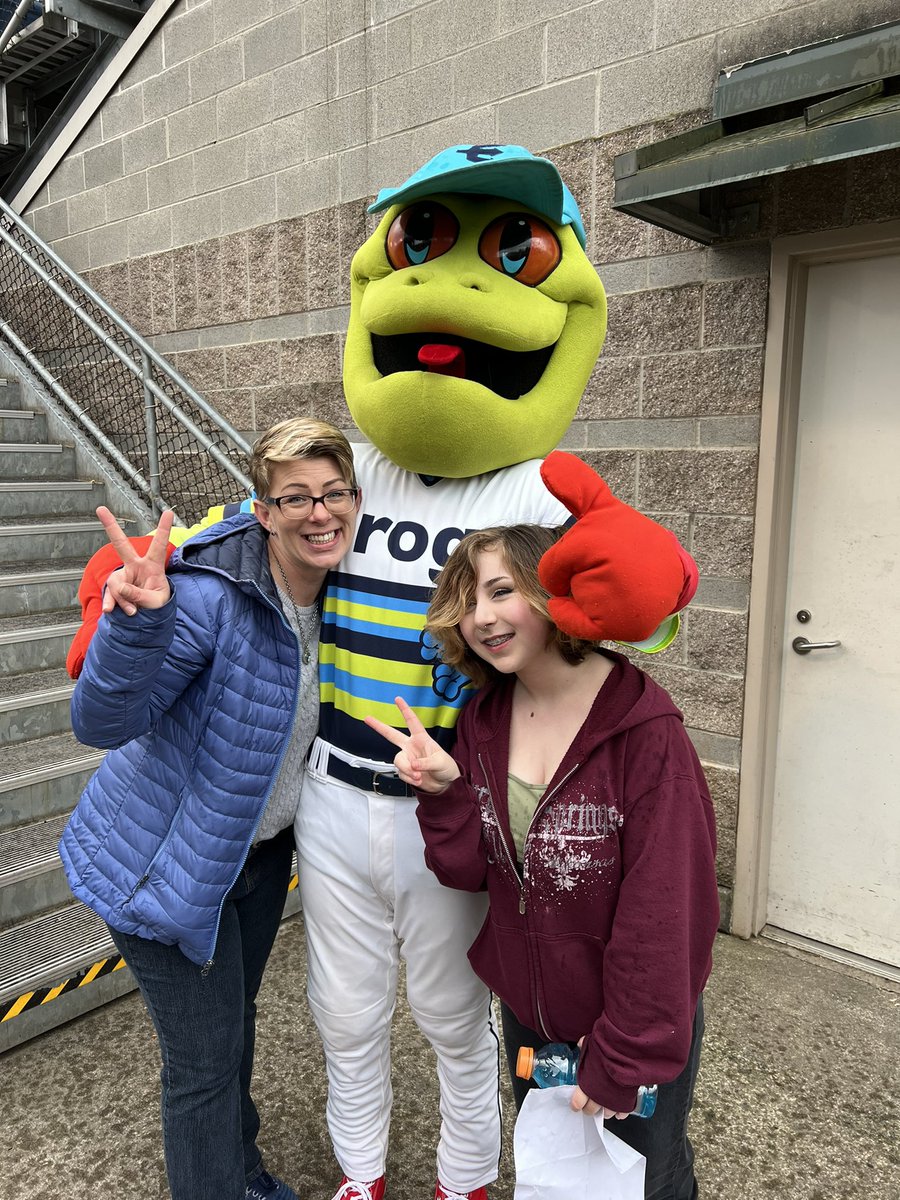 gomariners69420's tweet photo. My daughter sang the National Anthem and @MarteNoelvi signed our ball! I stood with the team for the anthem! Thanks @EverettAquaSox for a great time! https://t.co/yLdIMZWVxA
