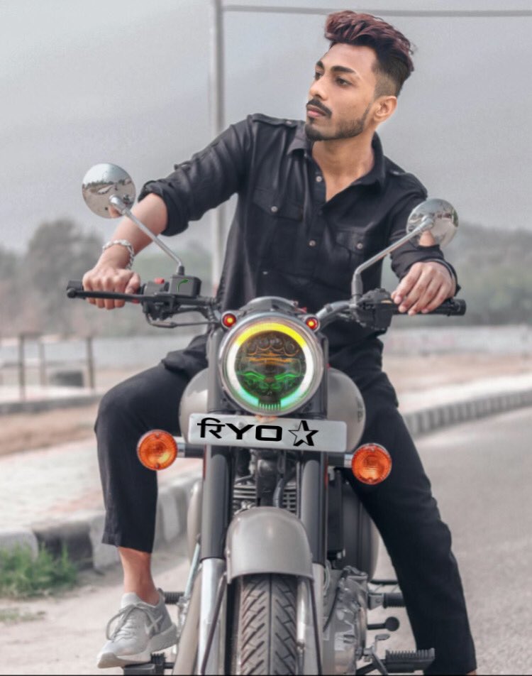 riyo_star's tweet photo. #riyostar #riyostarriyaz #riyaz #photographer Riyaz Bullet look 👀 https://t.co/uYMHBFeZsX
