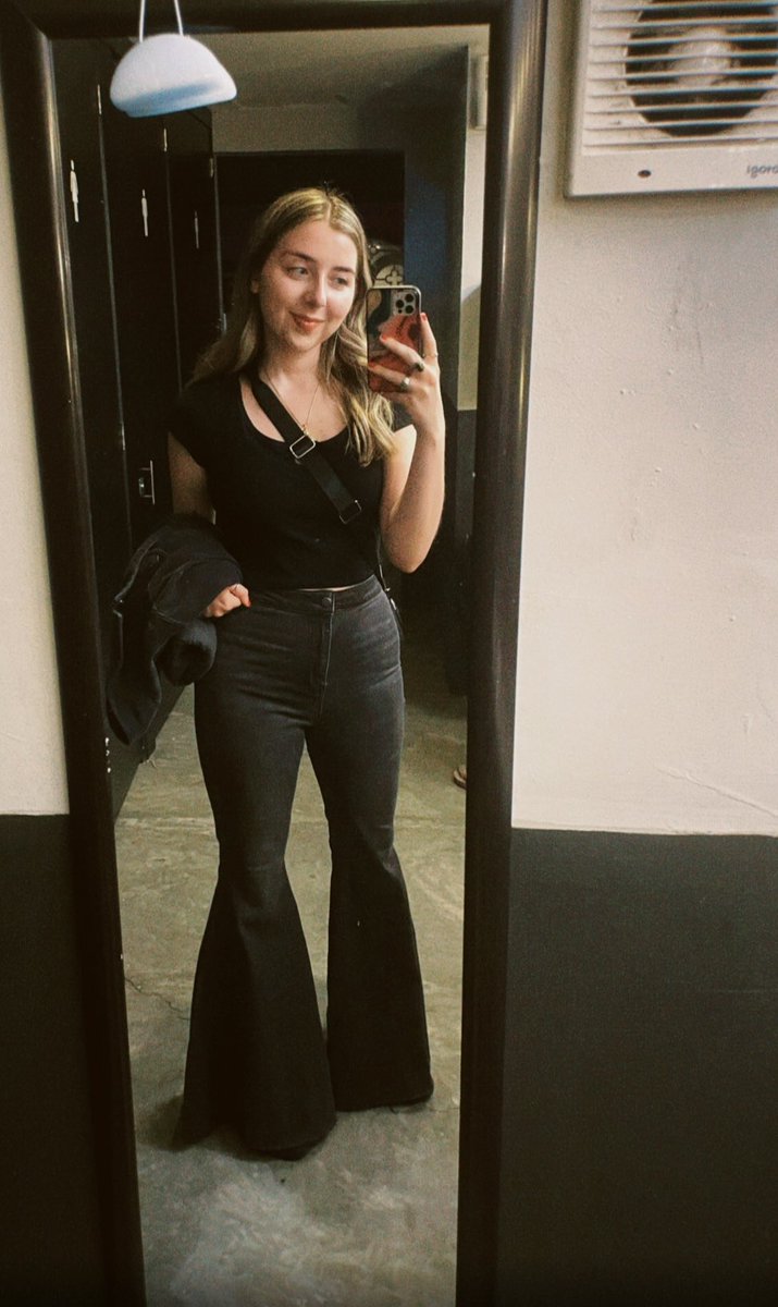 paydenpackman's tweet photo. a pre-show pic ft. flares 🎸🎸 https://t.co/CdAoET0mvd