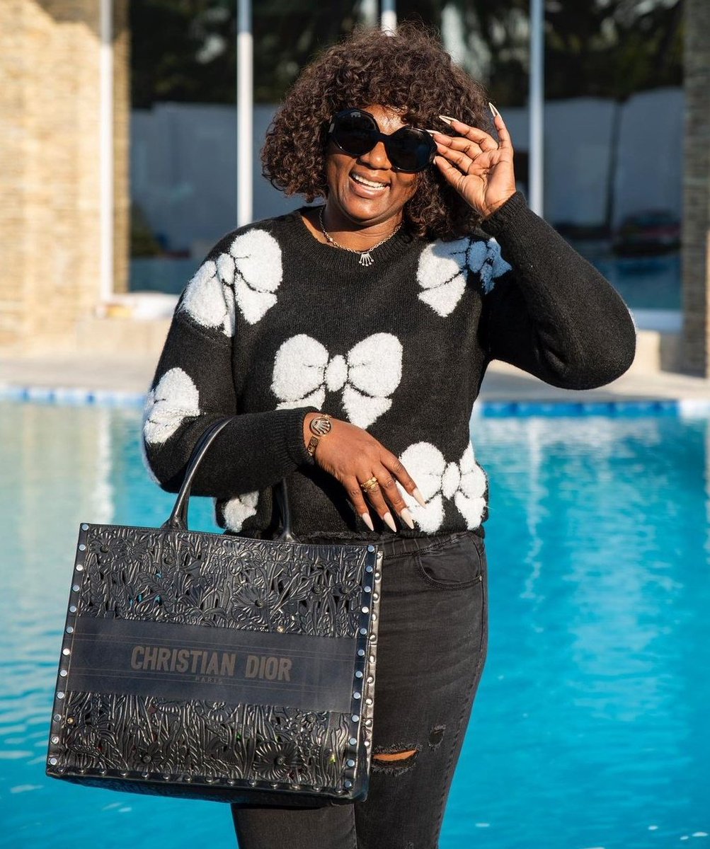 mkhize_shauwn_'s tweet image. Who is the lucky follower to recieve 5k?? Comment Royal AM. LIKE &amp;amp; RETWEET, You must be following me to win. Let's go guys