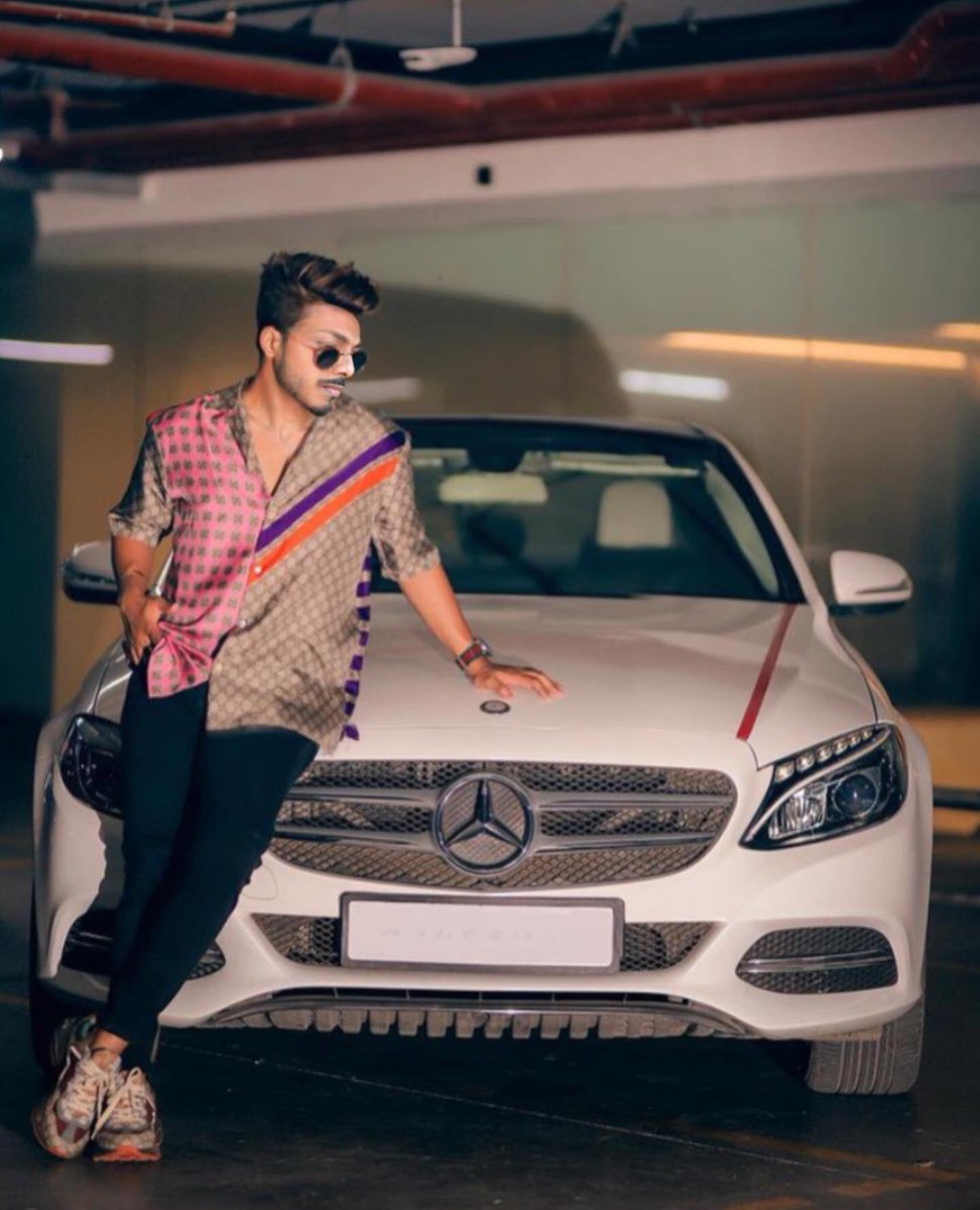 riyo_star's tweet photo. #whitemercedesbenz #riyostarriyaz #riyostar #styleblogger #inflation #riyaz #Creator 🤍whiteⓂ️Mercedes Benz❤️💟❤️ https://t.co/BVQcRiVm0T