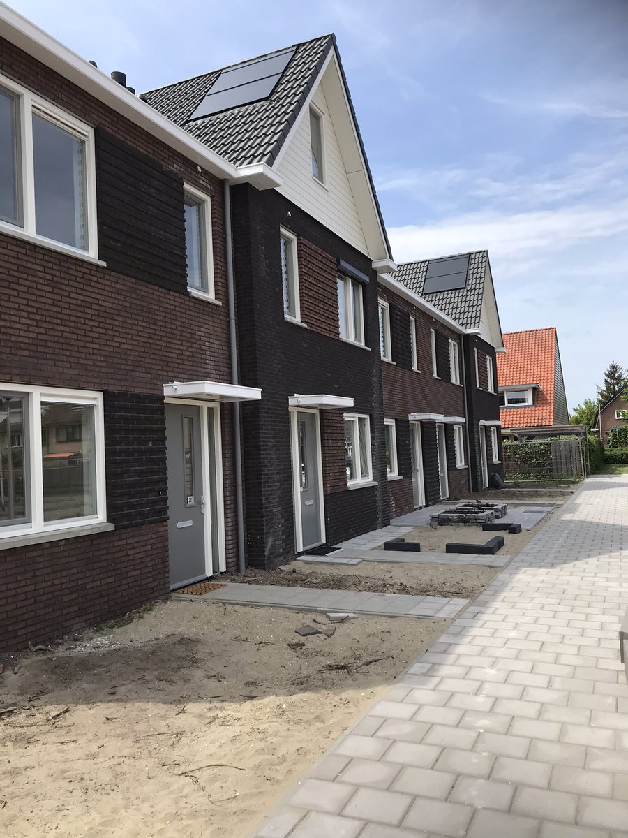 LeondeWit7's tweet photo. Bloemen voor de eerste bewoner van de 13 nieuwe betaalbare woningen in de Kon.Julianastraat KradLek.
Gefeliciteerd en veel woonplezier! https://t.co/MbyBQXZ1zw