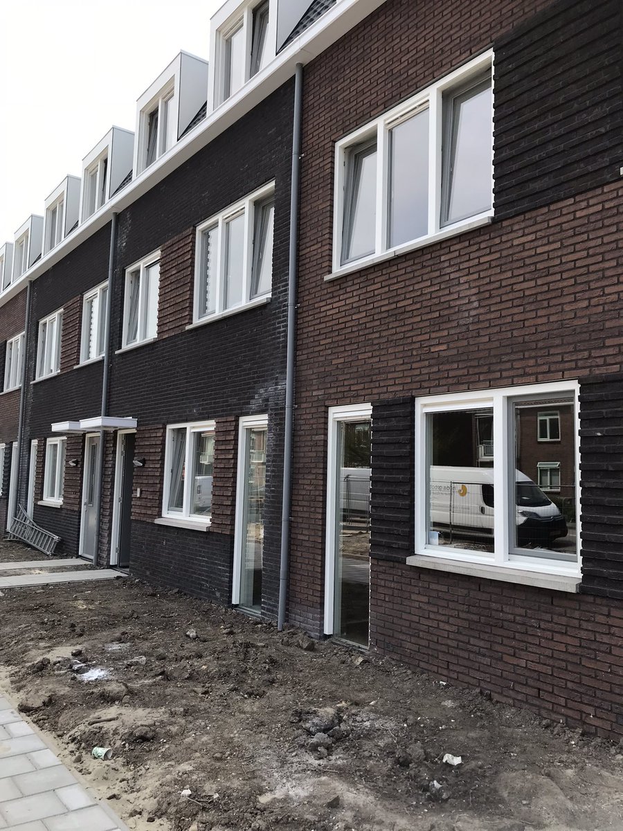 LeondeWit7's tweet photo. Bloemen voor de eerste bewoner van de 13 nieuwe betaalbare woningen in de Kon.Julianastraat KradLek.
Gefeliciteerd en veel woonplezier! https://t.co/MbyBQXZ1zw