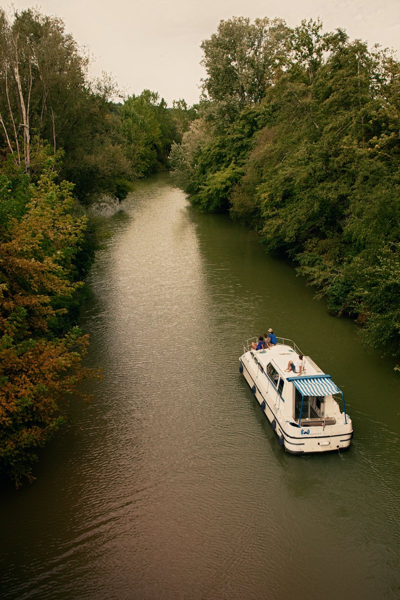 Voyager à travers des paysages naturels et à travers les époques : La Charente est un endroit idéal pour cela.
Les bords de la Charente sont habités depuis la préhistoire. Au fil de l'eau, votre croisière fluviale vous fera voyager entre les époques