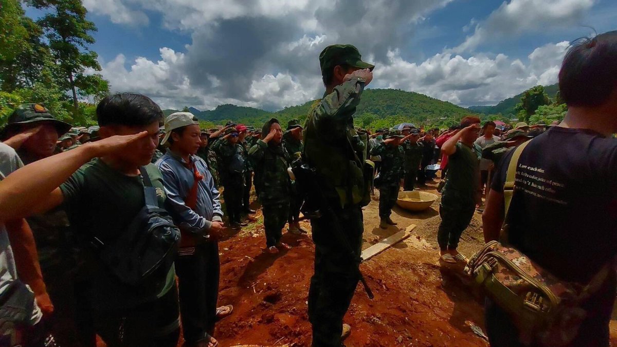 HARRY595105's tweet photo. The funeral of KoAungShwe,a comrade from KNDF-B03 Battalion 4 who was killed during the clash with military council, near Similot village,East bank of Phekone Town on May 18, was held today(May19). #US_SanctionMOGE #2022May19Coup #WhatsHappeningInMyanmar https://t.co/U7OxcC2nJL