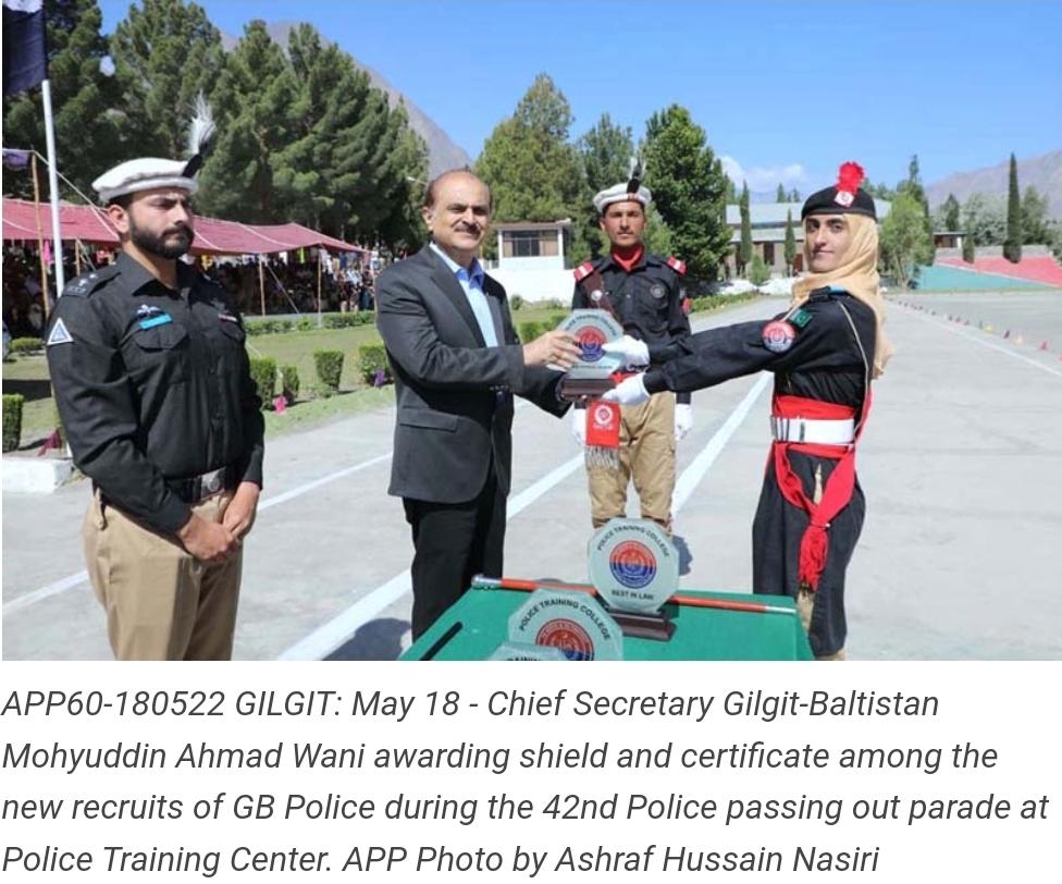 photography_786's tweet photo. #GilgitBaltistanPolice 💟
42nd Gilgit-Baltistan Police passing out parade.🇵🇰🚓
#gbpolice #touristpolice #passingout #parade #gilgitbaltistan #mountain #pakistan
@RubaShera_IG https://t.co/7jfX8AlNdW
