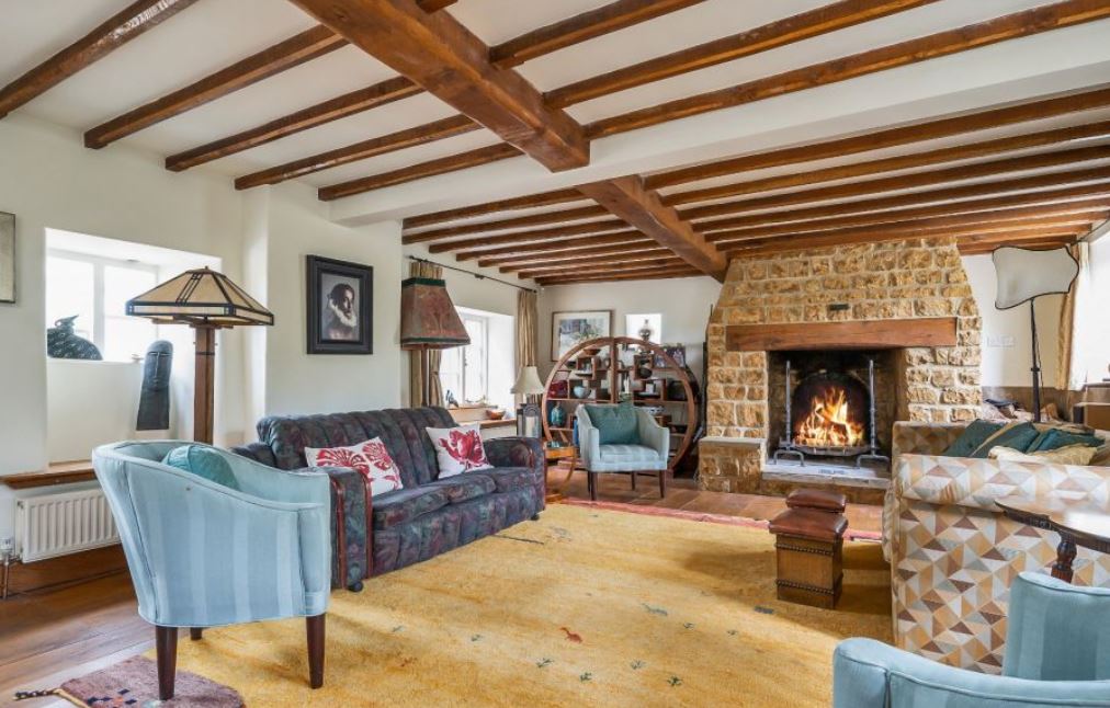 struttsbanbury's tweet photo. For rent: A very lovely property in this popular #Oxfordshire village. Part garden maintenance included
£5995 pcm #Shenington
https://t.co/p26rGBCtvQ https://t.co/EeUIQETrQT