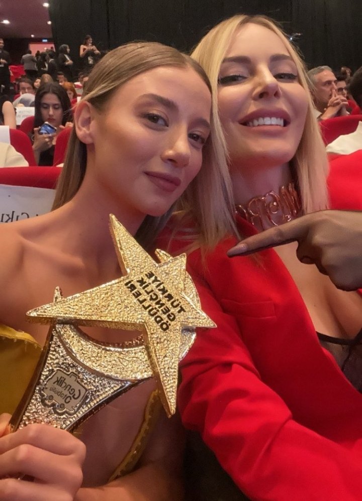 32- Şarkısında sağladığı başarıdan dolayı kazandığı ödül ile Aleyna Kalaycıoğlu