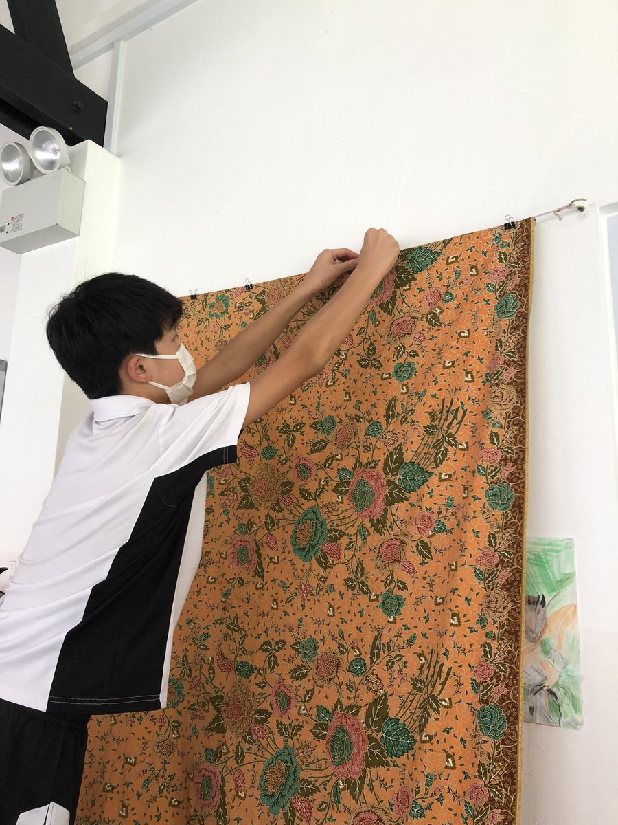 HimaV5's tweet photo. Grade 8B part 2:action as service- setting the stage for the forthcoming Art Showcase in the Primary Village #isspride https://t.co/MA2D89s8KH