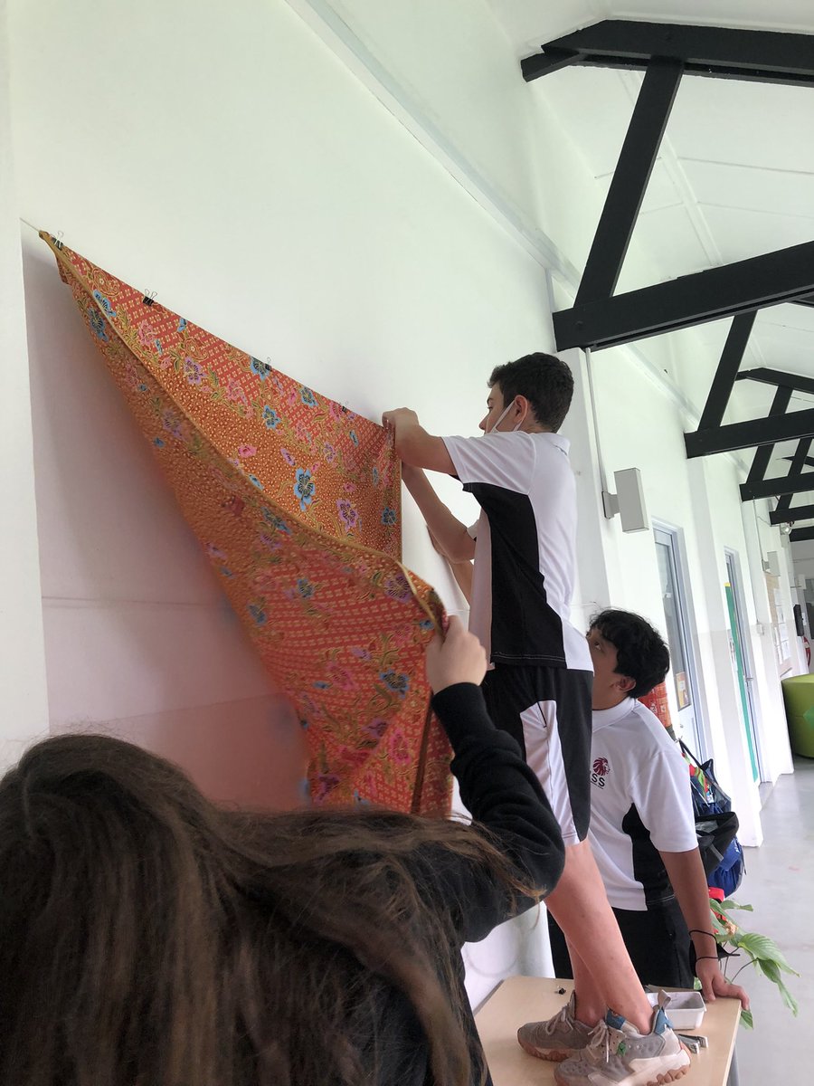 HimaV5's tweet photo. Grade 8B part 2:action as service- setting the stage for the forthcoming Art Showcase in the Primary Village #isspride https://t.co/MA2D89s8KH