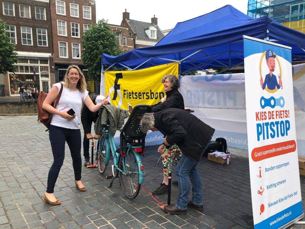 Vandaag delen we krentenbollen en fietsbellen uit, pompen we banden op, smeren kettingen in Leeuwarden bij de  #pitstop op het Waagplein ihkv #fietsnaarjewerkdag kiesdefiets.nl