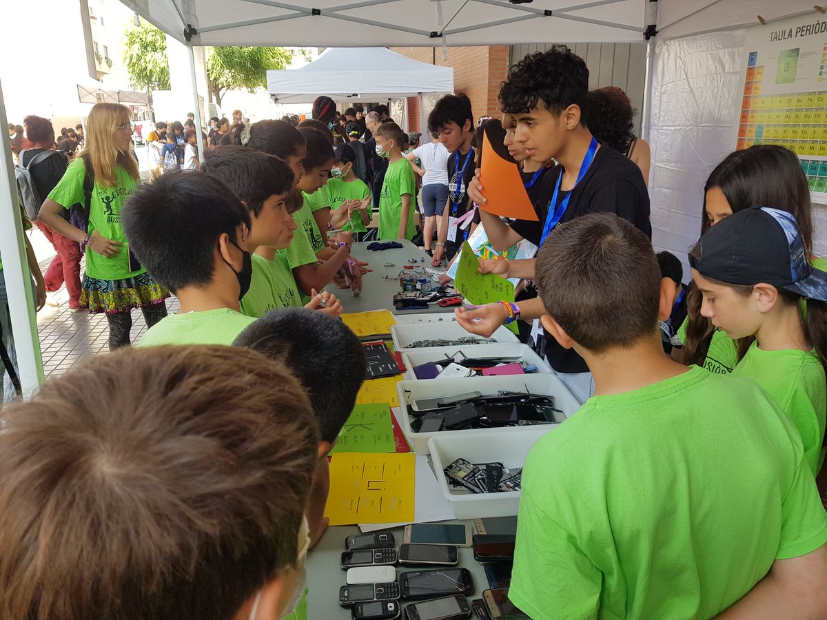 LHAjuntament's tweet photo. 🔬Un miler d'estudiants passaran al llarg del matí per la jornada #STEAMALH22 als porxos de La Farga.
📊Activitats per mostrar que les mates i les ciències no són gens avorrides.
https://t.co/Fw3L016pCx
@LHEDUCACIO @Pessics @CRPHospitalet https://t.co/2a7hXLxMs3