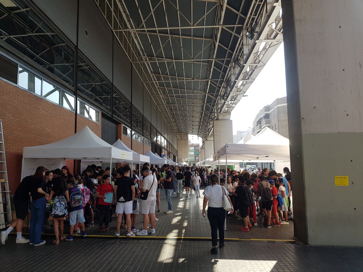 LHAjuntament's tweet photo. 🔬Un miler d'estudiants passaran al llarg del matí per la jornada #STEAMALH22 als porxos de La Farga.
📊Activitats per mostrar que les mates i les ciències no són gens avorrides.
https://t.co/Fw3L016pCx
@LHEDUCACIO @Pessics @CRPHospitalet https://t.co/2a7hXLxMs3