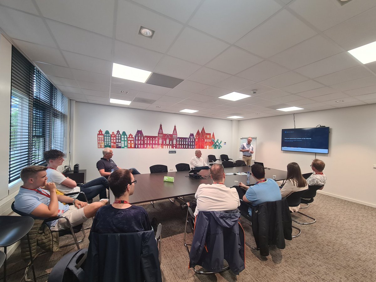 Vandaag verwelkomen we Accountancy studenten van @Inholland in ons AMS9 datacenter om kennis op te doen over oa #compliance , #connectivity en #sustainability