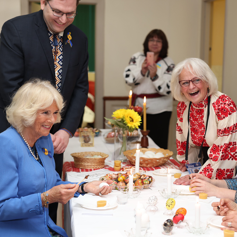 RoyalFamily's tweet photo. 🇨🇦 On Day 2 of #RoyalVisitCanada The Prince of Wales and The Duchess of Cornwall were in Ottawa.

TRH laid a wreath at the National War Memorial, met members of the Ukrainian community, watched the @rcmpgrcpolice musical ride and celebrated The Queen’s #PlatinumJubilee.