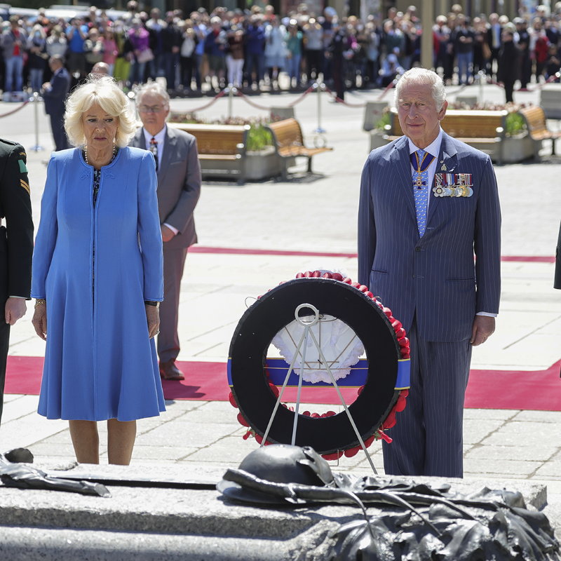 RoyalFamily's tweet photo. 🇨🇦 On Day 2 of #RoyalVisitCanada The Prince of Wales and The Duchess of Cornwall were in Ottawa.

TRH laid a wreath at the National War Memorial, met members of the Ukrainian community, watched the @rcmpgrcpolice musical ride and celebrated The Queen’s #PlatinumJubilee.